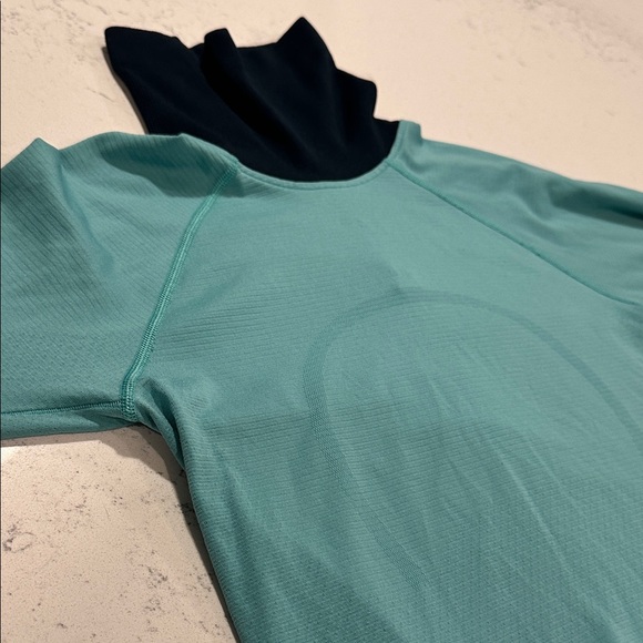 lululemon athletica Aqua Long Sleeve Women Top - Picture 12 of 14